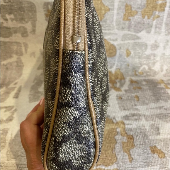 Yves Saint Laurent Giraffe Print Clutch - Picture 2 of 6